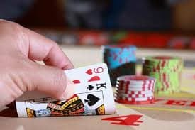 Filipino player watching live casino baccarat stream on ph love apk mobile